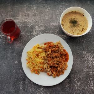 Dieta podstawowa  Żurek z ziemniakami Mięso wieprzowe z warzywami do risotto Sos pomidorowy Surówka wielowarzywna z olejem Kompot owocowy Ryż na sypko